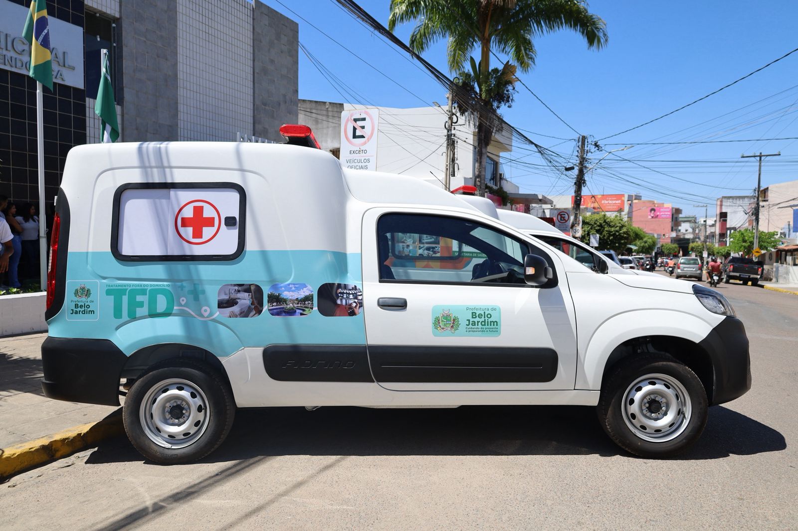 Prefeitura de Belo Jardim entrega ambulâncias para a Vila Raiz e o TFD; veículo de R$ 138 mil atenderá pacientes acamados